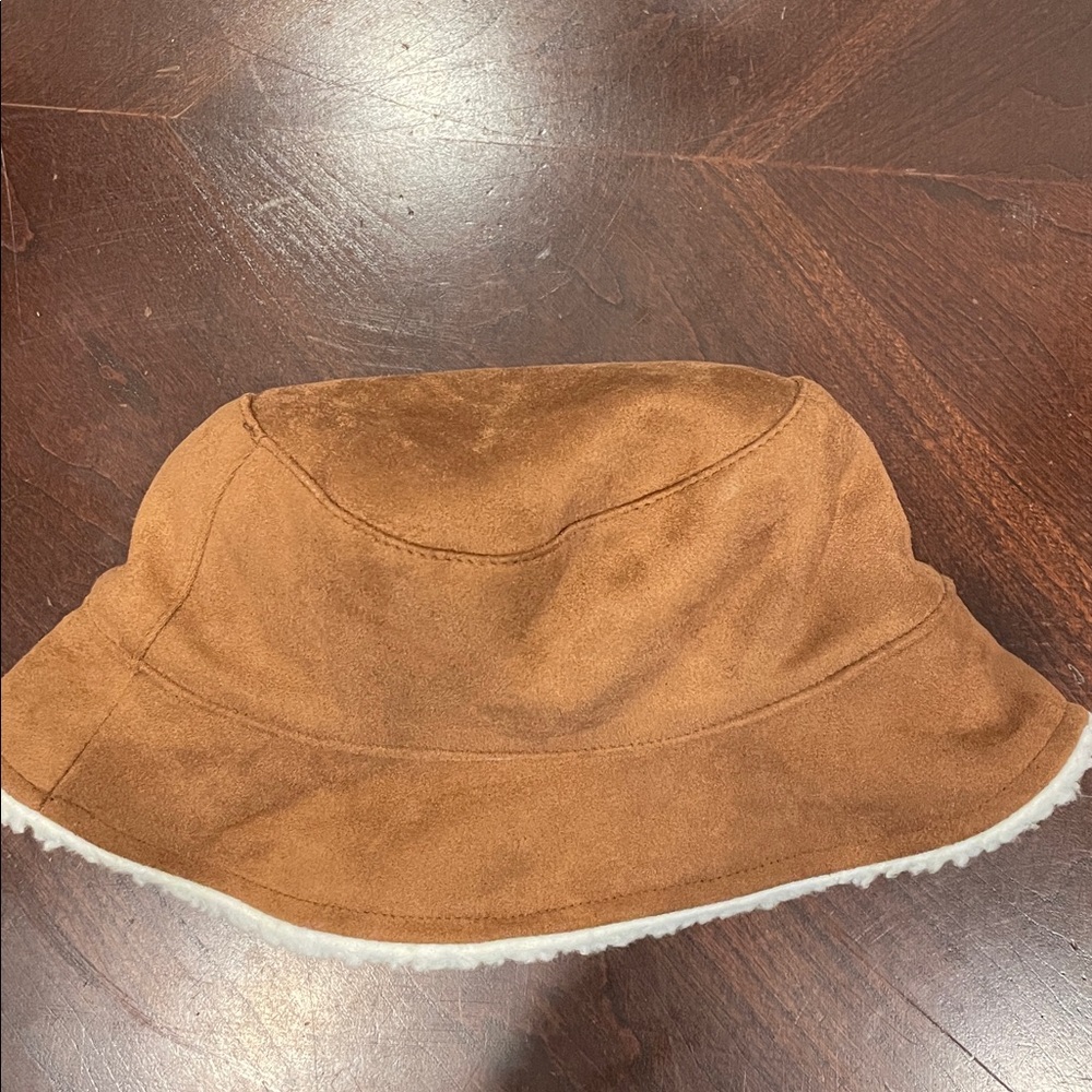 Tan Bucket Hat. Faux suede/faux sherpa lining. Looks new! Contemporary style GUC